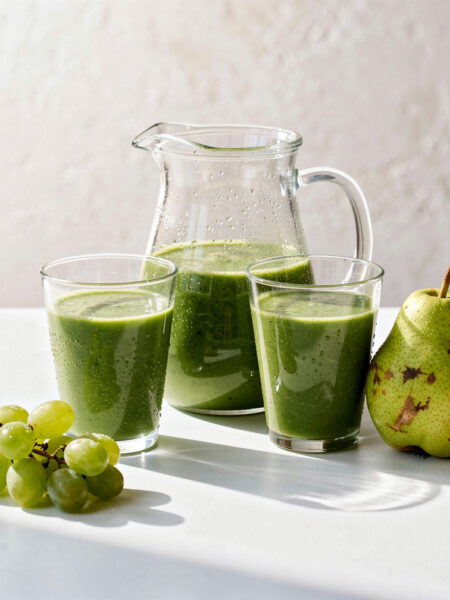 Grüner Smoothie mit Blattspinat und Birne